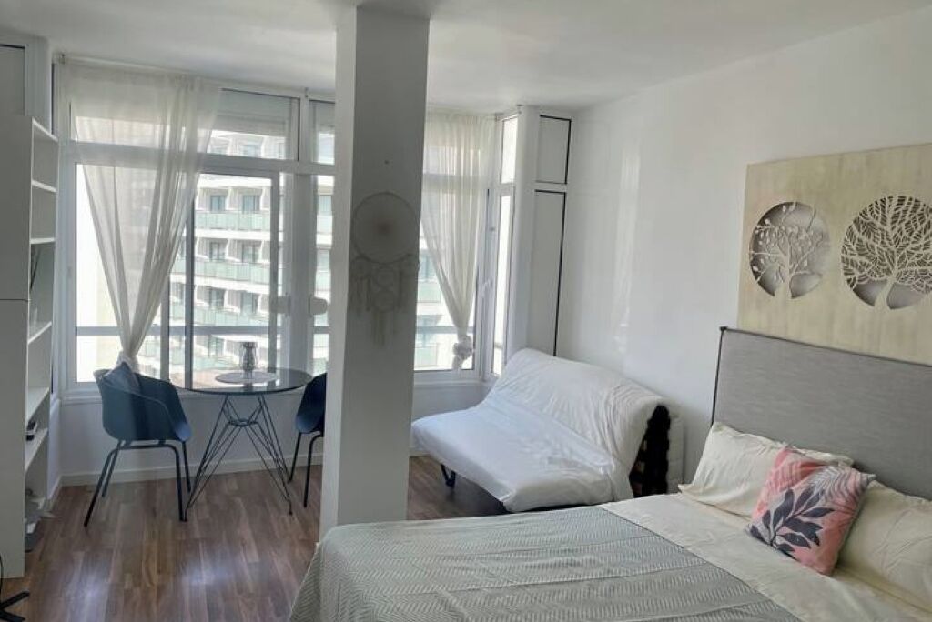 1 slaapkamer, een strijkplank/strijkijzer, wifi