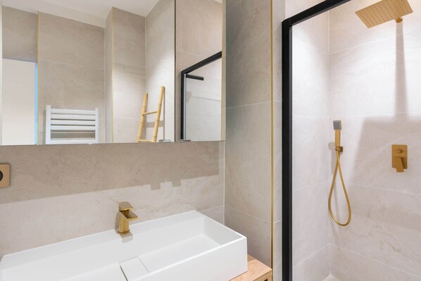 Douche, séchoir à cheveux