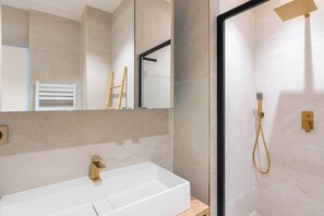 Regadera y secadora de cabello 