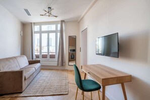 Televisión y oficina 