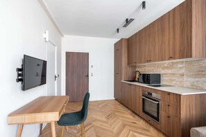 Micro-ondas, fogão, cooktop, cafeteira/chaleira