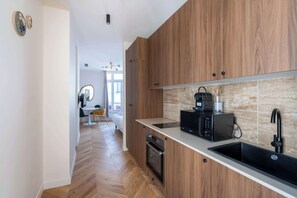 Four à micro-ondes, un four, surface de cuisson, cafetière-théière