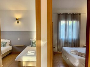 2 chambres, fer et planche à repasser, accès au Wi-Fi (inclus)