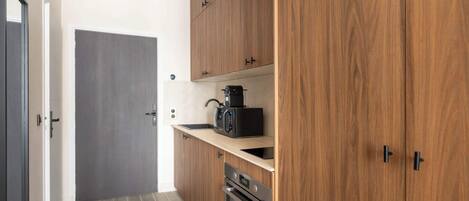 Microwave, oven, stovetop, coffee/tea maker