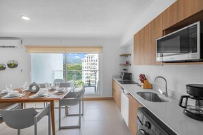 Fridge, microwave, stovetop, dishwasher - Contemporary Viva Jaco Residences Suite with Pool (Jacó)