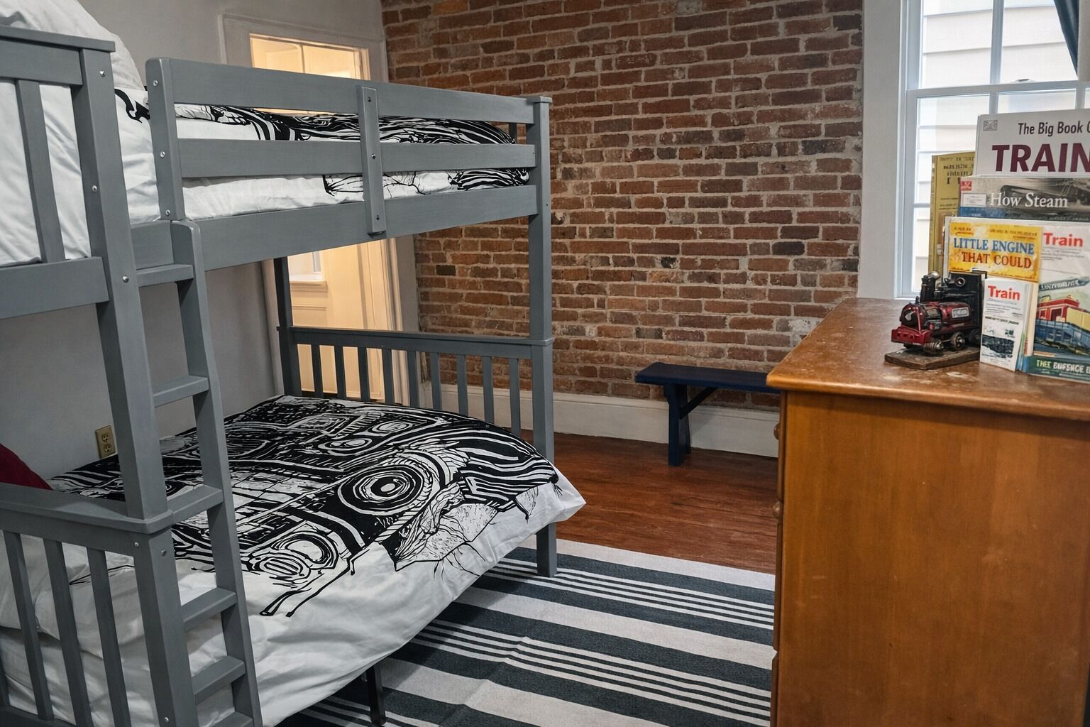 5 habitaciones, escritorio y tabla de planchar con plancha 