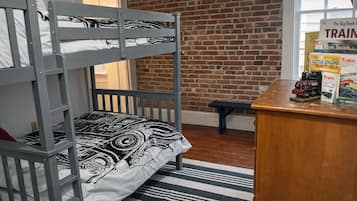 5 habitaciones, escritorio y tabla de planchar con plancha