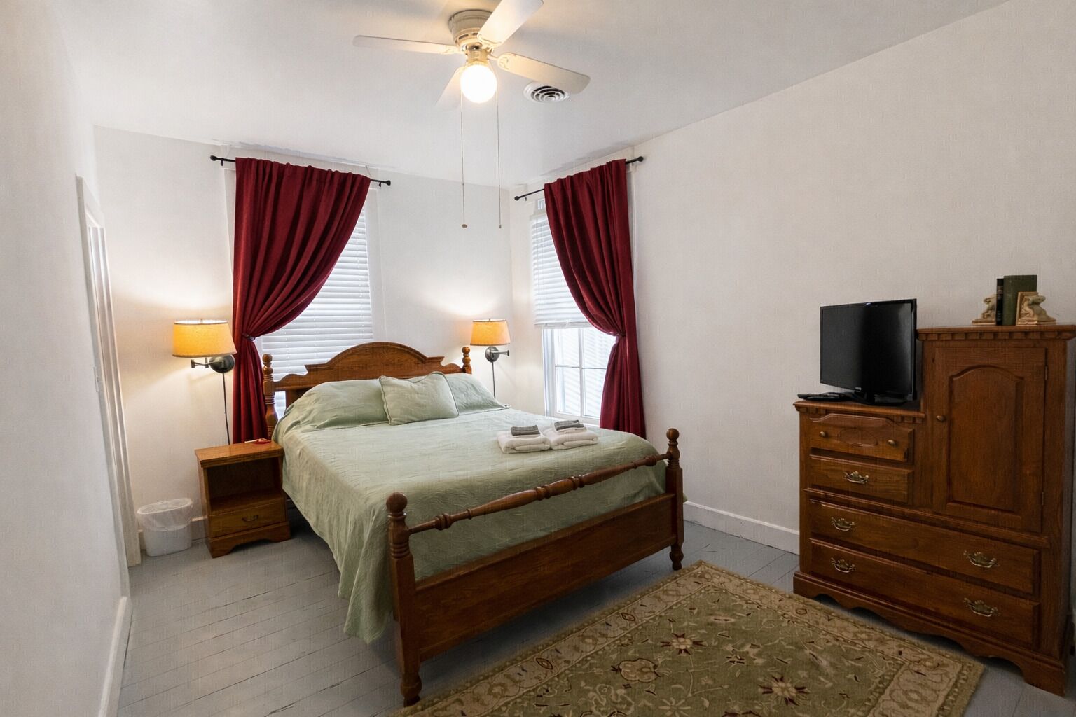 5 Schlafzimmer, Schreibtisch, Bügeleisen/Bügelbrett, Reisekinderbett