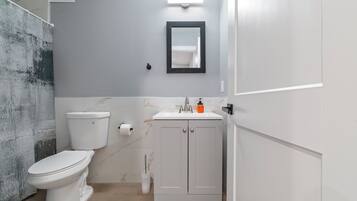 Regadera, toallas, jabón, papel de baño