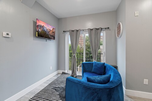 The Aqua Cove 
Charming 2bd 2ba w\Rooftop Access. 10 min from Downtown Philly