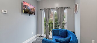 The Aqua Cove 
Charming 2bd 2ba w\Rooftop Access. 10 min from Downtown Philly