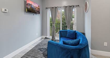 The Aqua Cove
Charming 2bd 2ba w\Rooftop Access. 10 min from Downtown Philly