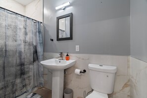 Shower, towels, soap, toilet paper - The Aqua Cove
Charming 2bd 2ba w\Rooftop Access. 10 min from Downtown Philly (Philadelphia)