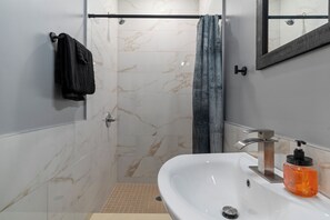 Regadera, toallas, jabón, papel de baño