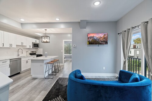 The Aqua Cove 
Charming 2bd 2ba w\Rooftop Access. 10 min from Downtown Philly