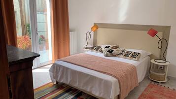 3 bedrooms, iron/ironing board, travel crib, internet