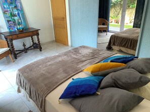 3 bedrooms, iron/ironing board, travel crib, internet