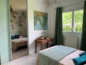 3 bedrooms, iron/ironing board, travel cot, Internet