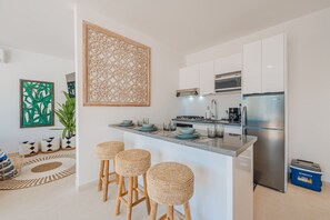 ثلاجة، ميكروويف، موقد طهي مسطح، غسالة أطباق