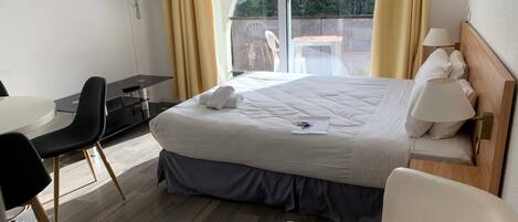 Habitación doble clásica, vista a la alberca | Insonorización, wifi gratis y acceso para silla de ruedas