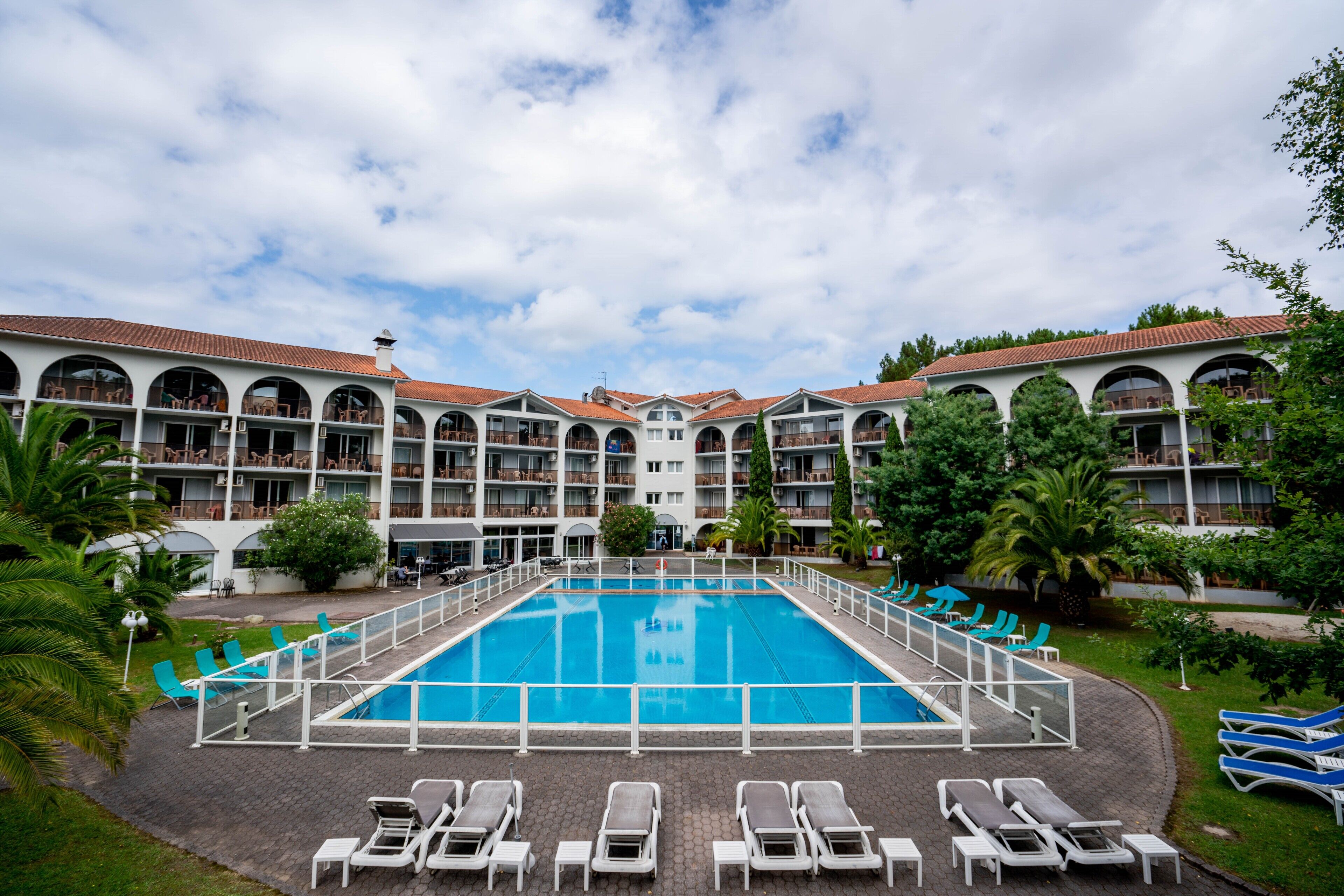 Außenpool (je nach Saison geöffnet), Sonnenschirme, Liegestühle