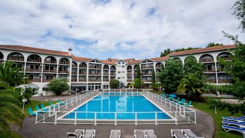 Außenpool (je nach Saison geöffnet), Sonnenschirme, Liegestühle