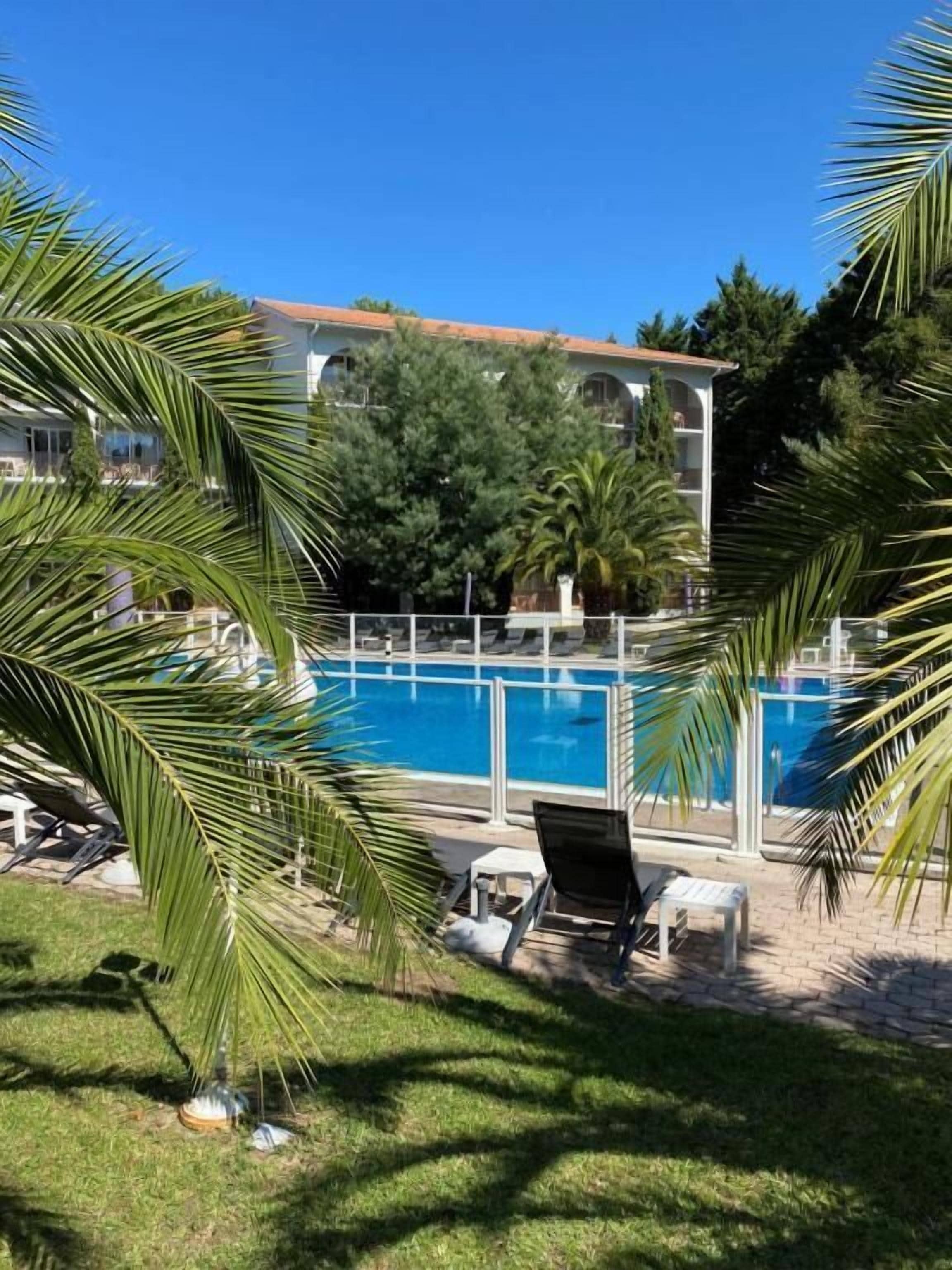 Kolam renang outdoor musiman, dengan payung kolam renang