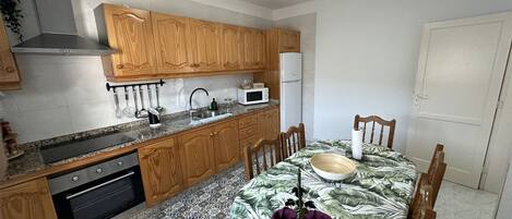 Een koelkast, een microgolfoven, een oven