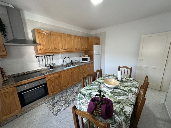 Fridge, microwave, oven, coffee/tea maker - Villa Lito-BBQ, pool and Relax (Haría)