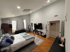 4 habitaciones, tabla de planchar con plancha, wifi y ropa de cama 