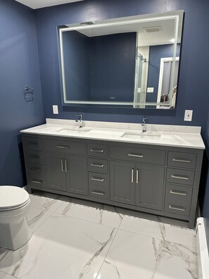 Séchoir à cheveux, serviettes fournies, savon, papier de toilette