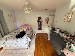 4 makuuhuonetta, silitysrauta/-lauta, Wi-Fi, vuodevaatteet