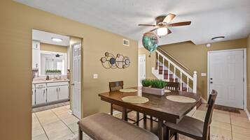 Apartment, 2 Bedrooms | Dining