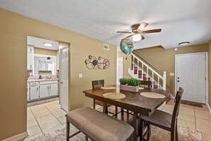 Apartment, 2 Bedrooms | Dining