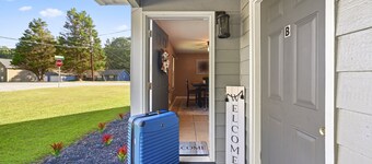 Serenity Landing - 5 Minutes to Airport - Sleeps 6
