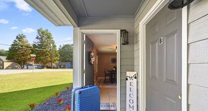 Serenity Landing - 5 Minutes to Airport - Sleeps 6