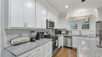 House, 3 Bedrooms | Private kitchen | Fridge, oven, coffee/tea maker, toaster