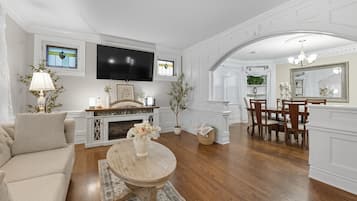 ํ์ฐ์ค, ์นจ์ค 3๊ฐ | ๊ฑฐ์ค ๊ณต๊ฐ | ์ค๋งํธ TV, ์คํธ๋ฆฌ๋ฐ ์๋น์ค