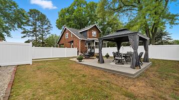 Casa, 3 habitaciones | Restaurante al aire libre
