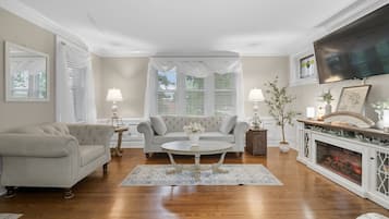 Casa, 3 habitaciones | Área de sala de estar | Smart TV y servicios de streaming