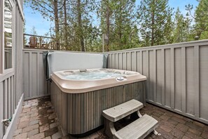 House, 5 Bedrooms | Outdoor spa tub