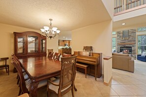 House, 5 Bedrooms | Dining