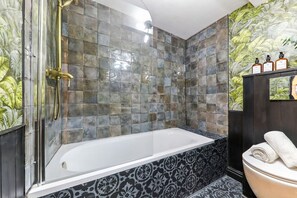 Hiustenkuivaaja, pyyhkeet, sampoo, vessapaperi