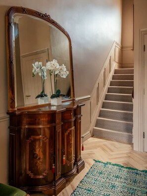 المنشأة من الداخل