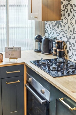 Réfrigérateur, four à micro-ondes, un four, surface de cuisson