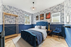 2 dormitorios, tabla de planchar con plancha, cuna de viaje