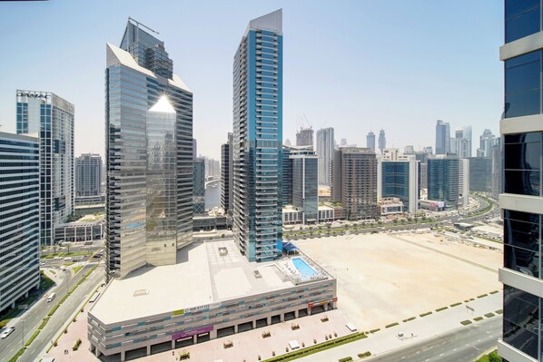 Appartement exclusif, balcon, vue sur la ville | Balcon