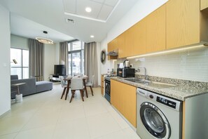 Departamento exclusivo, balcón, vista a la ciudad | Cocineta privada | Refrigerador con congelador, microondas, horno y parrilla de estufa 