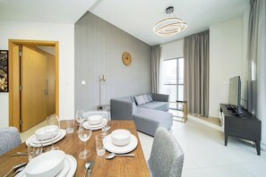 Appartement exclusif, balcon, vue sur la ville | Repas dans la chambre