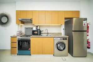 Appartement exclusif, balcon, vue sur la ville | Cuisinette privée | Réfrigérateur grande capacité avec congélateur, four à micro-ondes